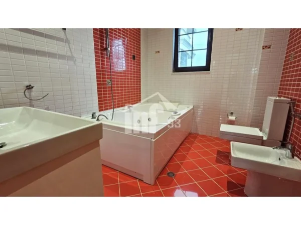 Tirane, jepet me qera Vile 3 Katshe , 475 m² 4.000 € (NE MJULL – BATHORE, 5 MIN NGA TEG)