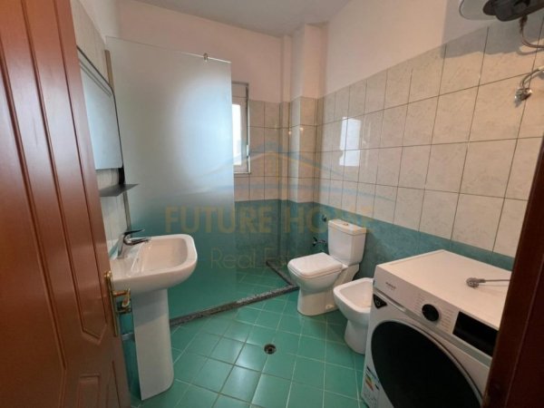 Tirane, jepet me qera apartament 2+1+Ballkon Kati 4, 94 m² 480 € (Shkoze)