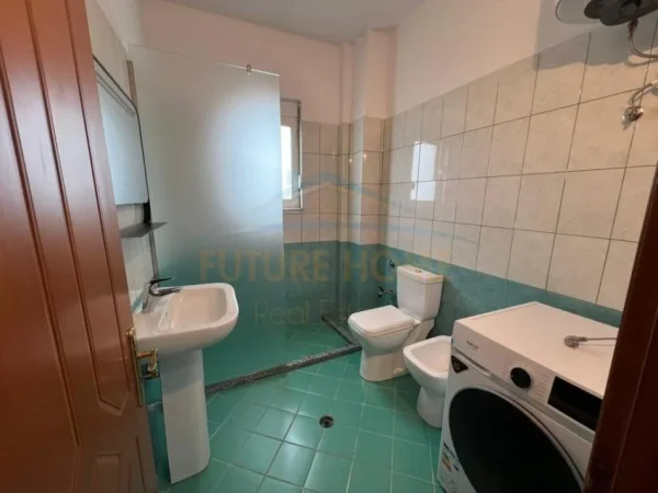 Tirane, jepet me qera apartament 2+1+Ballkon Kati 4, 94 m² 450 € (Shkoze)
