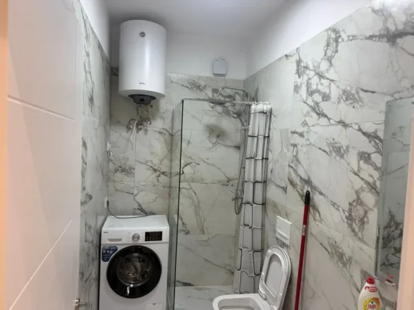 Tirane, jepet me qera apartament 1+1 Kati 5, 