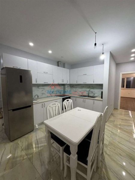 Tirane, jepet me qera apartament 2+1+Ballkon Kati 8, 118 m² 550 € 