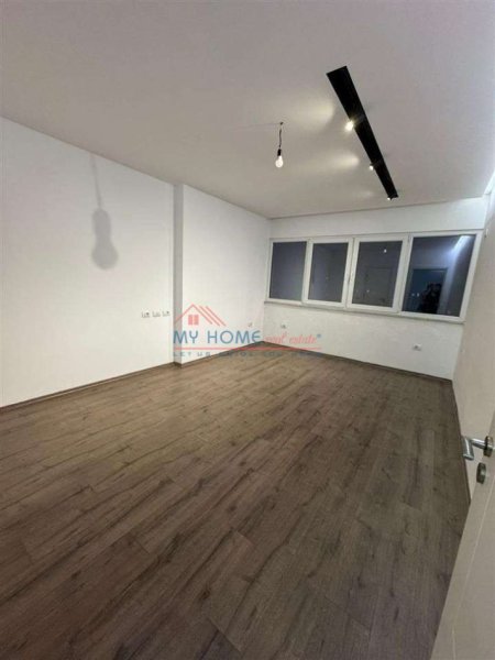 Tirane, jepet me qera apartament 2+1+Ballkon Kati 8, 118 m² 550 € 