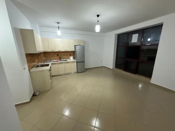 Tirane, jepet me qera apartament 3+1+Ballkon Kati 6, 130 m² 600 € (Rruga e Dibres,tek Kompleksi Halili)