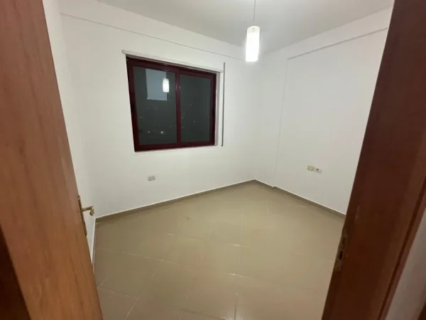Tirane, jepet me qera apartament 3+1+Ballkon Kati 6, 130 m² 600 € (Rruga e Dibres,tek Kompleksi Halili)