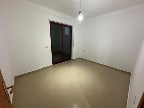 Tirane, jepet me qera apartament 3+1+Ballkon Kati 6, 130 m² 600 € (Rruga e Dibres,tek Kompleksi Halili)