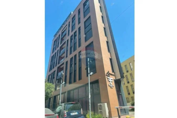 Tirane, jepet me qera zyre Kati 0, 210 m² 3.000 € (bardhok biba)