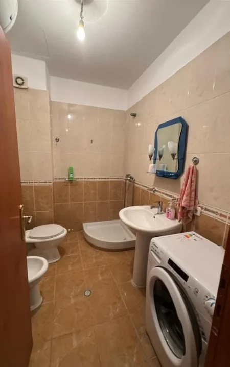 Tirane, jepet me qera apartament 2+1+Ballkon Kati 2, 90 m² 450 € (Yzberishtit/Rruga 3 Deshmoret,)