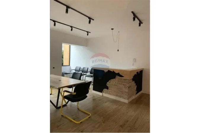 Tirane, jepet me qera zyre Kati 1, 110 m² 950 € 