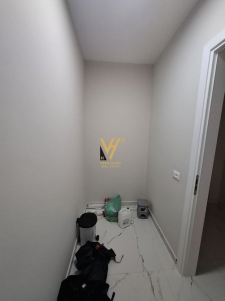 Tirane, jepet me qera apartament 2+1+Ballkon Kati 5, 100 m² 1.000 € (QENDER)