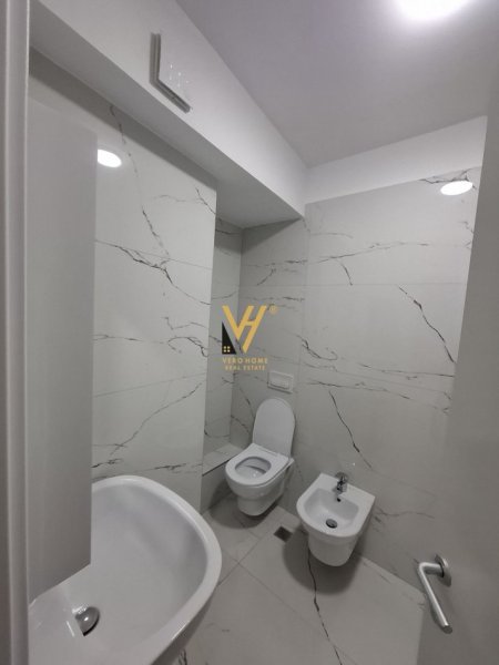 Tirane, jepet me qera apartament 2+1+Ballkon Kati 5, 100 m² 1.000 € (QENDER)