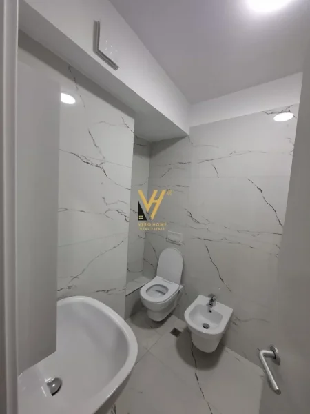 Tirane, jepet me qera apartament 2+1+Ballkon Kati 5, 100 m² 1.000 € (QENDER)