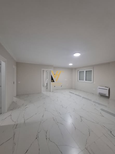 Tirane, jepet me qera apartament 2+1+Ballkon Kati 5, 100 m² 1.000 € (QENDER)