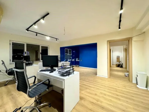 Tirane, jepet me qera zyre Kati 1, 110 m² 1.100 € (piazza)