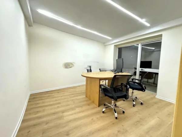 Tirane, jepet me qera zyre Kati 1, 110 m² 1.100 € (piazza)