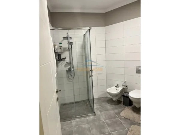 Tirane, jepet me qera apartament 2+1 Kati 4, 70 m² 500 € (YZBERISHT)