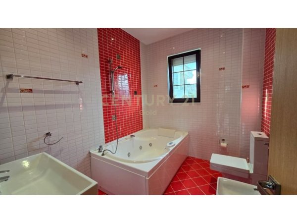 Tirane, jepet me qera Vile 3 Katshe Kati 4, 500 m² 3.200 € (Akacia Hills)