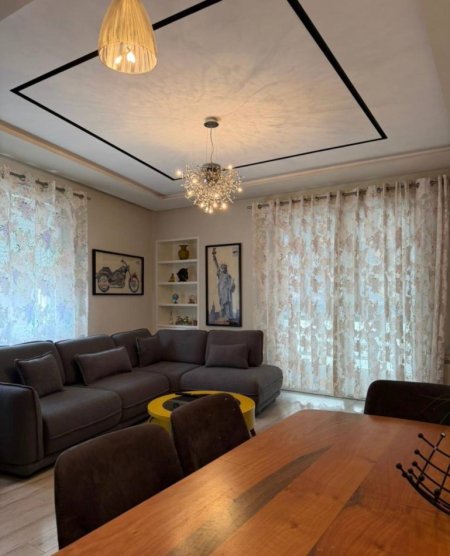 Tirane, jepet me qera apartament 2+1 Kati 5, 105 m² 1.000 € (Komuna e Parisit.)