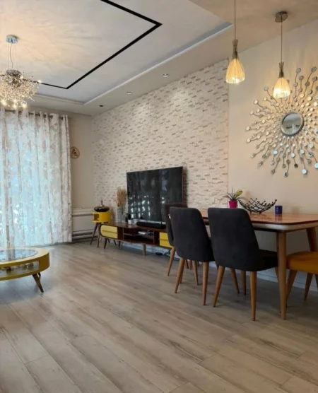 Tirane, jepet me qera apartament 2+1 Kati 5, 105 m² 1.000 € (Komuna e Parisit.)