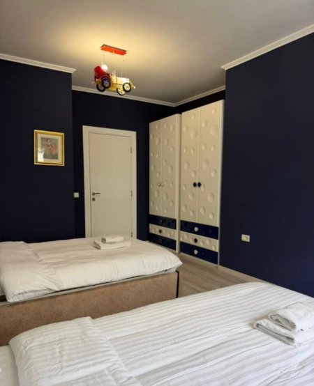 Tirane, jepet me qera apartament 2+1 Kati 5, 105 m² 1.000 € (Komuna e Parisit.)