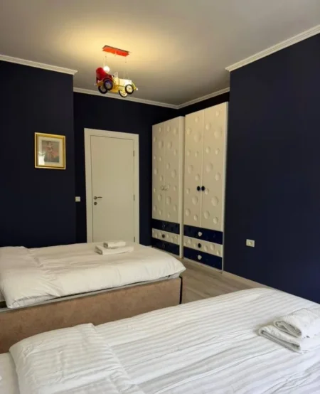 Tirane, jepet me qera apartament 2+1 Kati 5, 105 m² 1.000 € (Komuna e Parisit.)