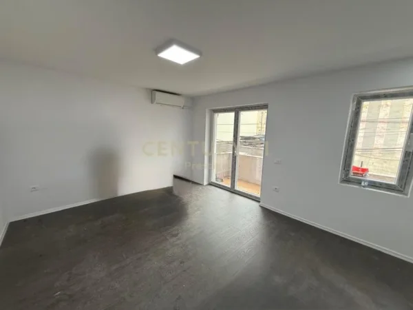 Tirane, jepet me qera apartament 1+1 Kati 1, 58 m² 550 € (Rr. Bardhyl)