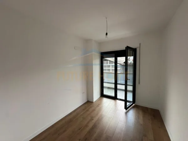Tirane, jepet me qera apartament 2+1 Kati 1, 89 m² 800 € (Komuna e Parisit , Tirane)