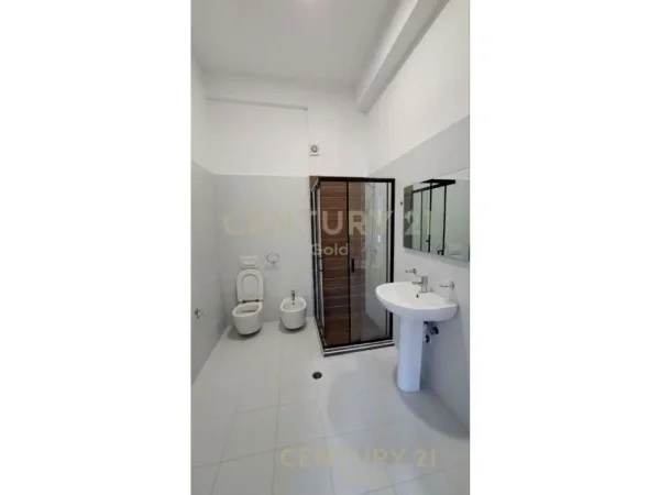 Tirane, jepet me qera Vile 4+1+Ballkon Kati 3, 300 m² (KODRA E DIELLIT RESIDENCE)