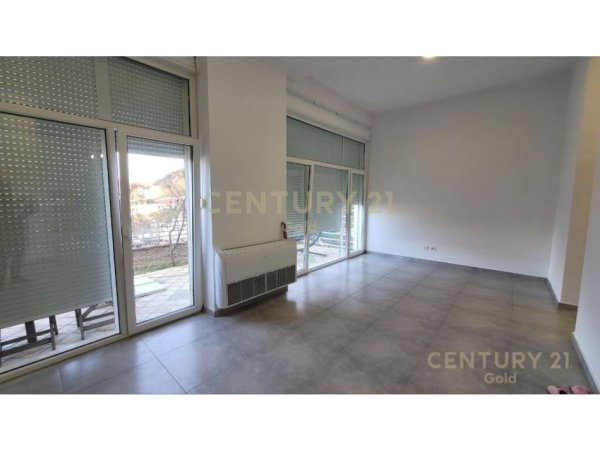 Tirane, jepet me qera Vile 4+1+Ballkon Kati 3, 300 m² (KODRA E DIELLIT RESIDENCE)