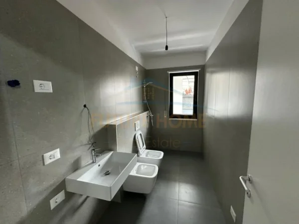 Tirane, jepet me qera apartament 2+1 Kati 1, 89 m² 800 € (Komuna e Parisit , Tirane)