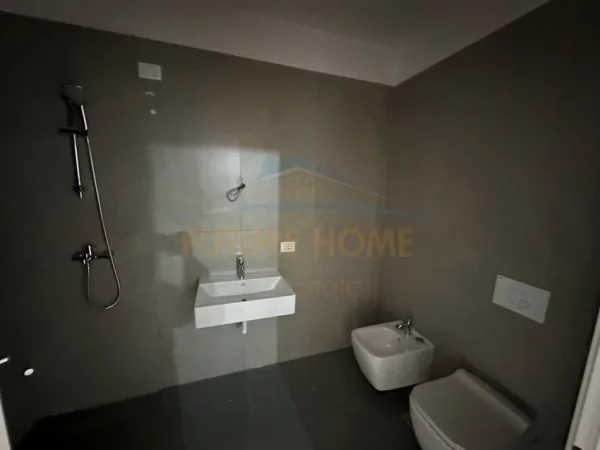 Tirane, jepet me qera apartament 2+1 Kati 1, 89 m² 800 € (Komuna e Parisit , Tirane)