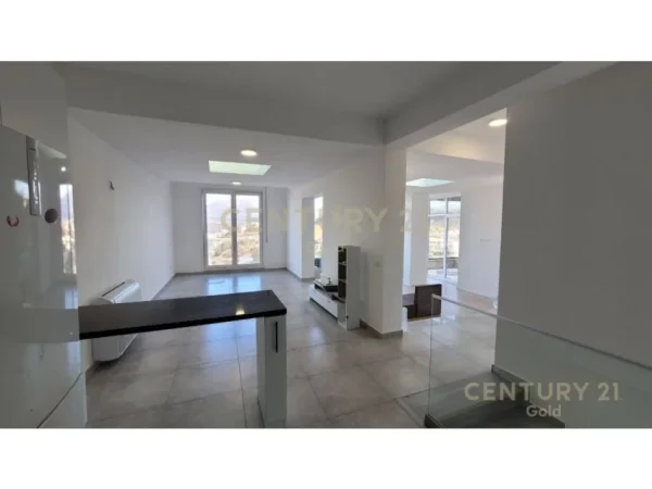Tirane, jepet me qera Vile 4+1+Ballkon Kati 3, 300 m² (KODRA E DIELLIT RESIDENCE)