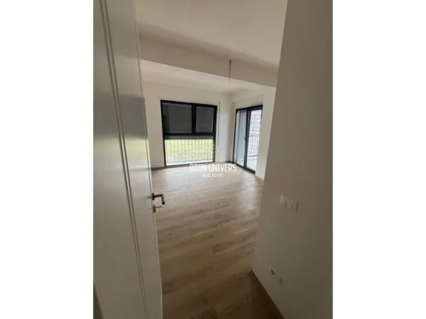 Tirane, jepet me qera ambjent biznesi Kati 6, 118 m² 670 € (Bulevardi i Ri)