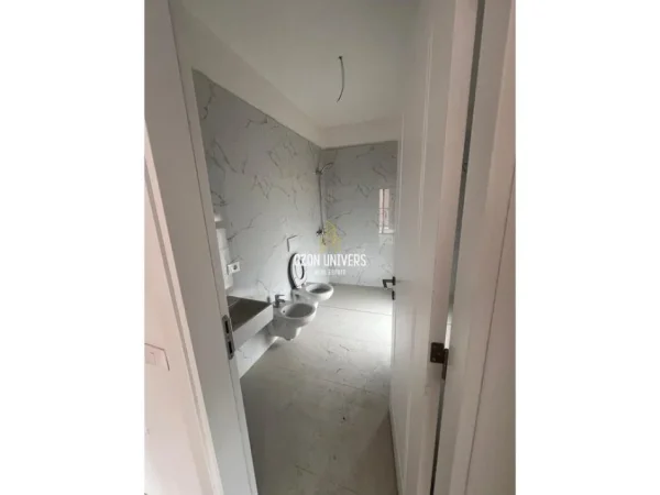 Tirane, jepet me qera ambjent biznesi Kati 6, 118 m² 670 € (Bulevardi i Ri)