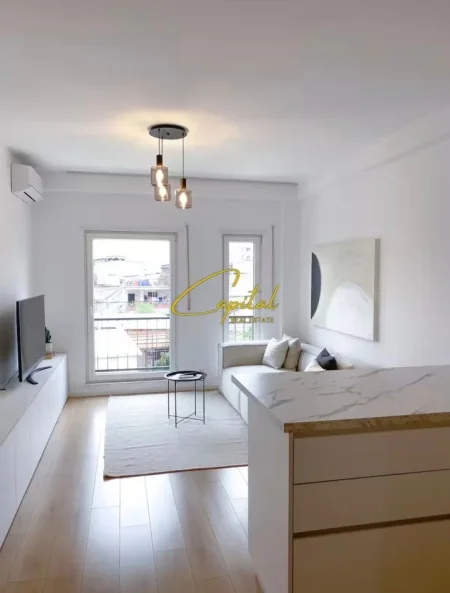 Tirane, jepet me qera apartament 1+1 Kati 1, 65 m² 900 € (ISH STACIONI TRENIT)