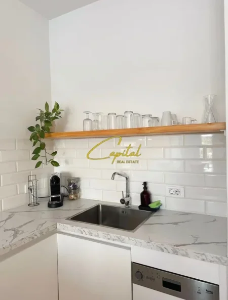 Tirane, jepet me qera apartament 1+1 Kati 1, 65 m² 900 € (ISH STACIONI TRENIT)