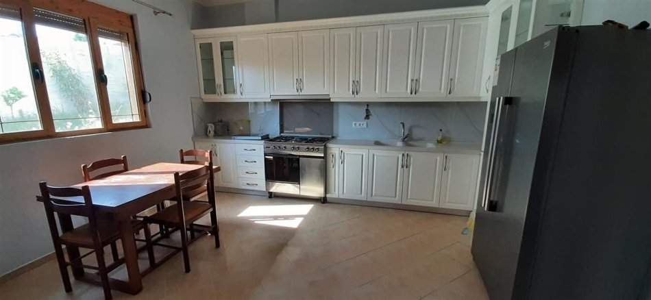 Tirane, jepet me qera Vile 3 Katshe , 500 m² 2.000 € (TEG)