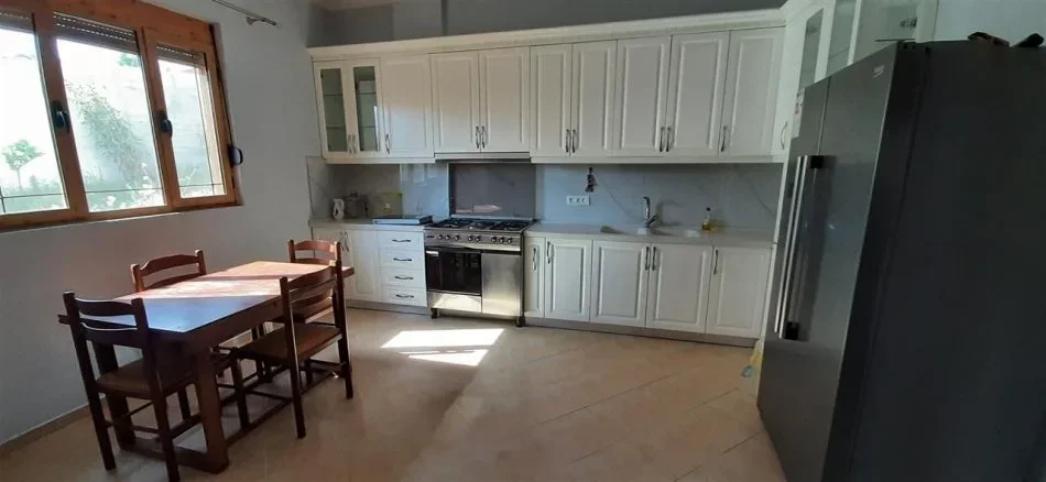Tirane, jepet me qera Vile 3 Katshe , 500 m² 2.000 € (TEG)