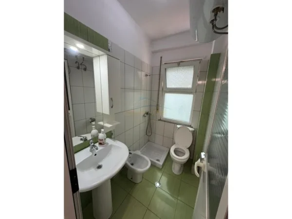 Tirane, jepet me qera apartament 2+1 Kati 1, 80 m² 600 € 