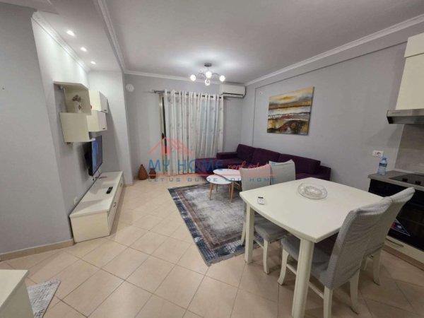 Tirane, jepet me qera apartament 2+1+Ballkon Kati 8, 93 m² 500 € (Rruga 3 Deshmoret)