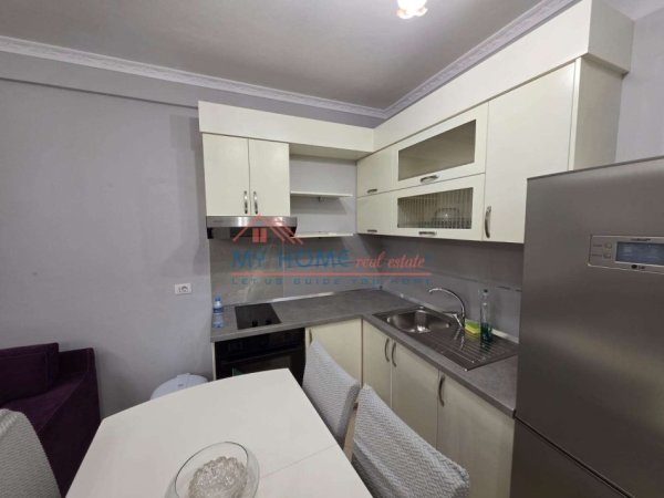 Tirane, jepet me qera apartament 2+1+Ballkon Kati 8, 93 m² 500 € (Rruga 3 Deshmoret)