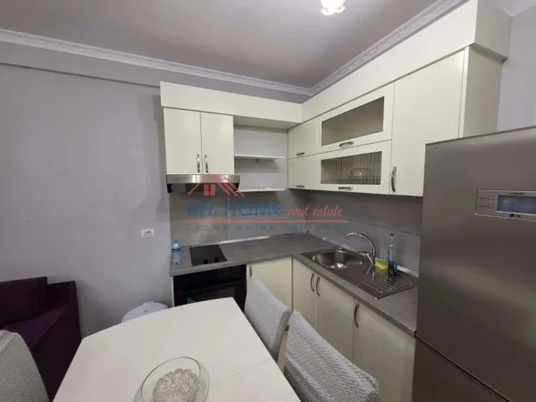 Tirane, jepet me qera apartament 2+1+Ballkon Kati 8, 93 m² 500 € (Rruga 3 Deshmoret)
