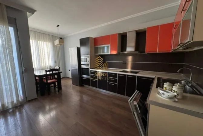 Tirane, jepet me qera apartament 2+1+Ballkon Kati 8, 120 m² 800 € (Rruga e Dibres)