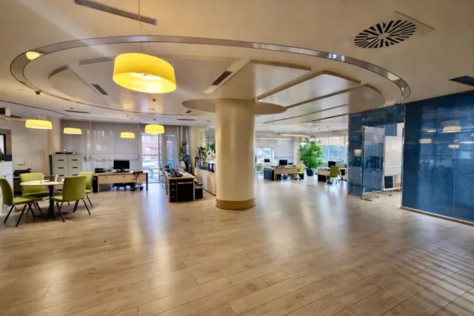 Tirane, jepet me qera zyre Kati 3, 280 m² 7.000 € (Coin)