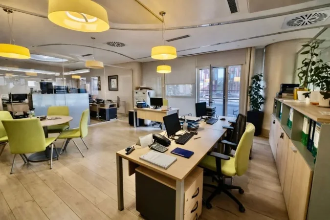 Tirane, jepet me qera zyre Kati 3, 280 m² 7.000 € (Coin)