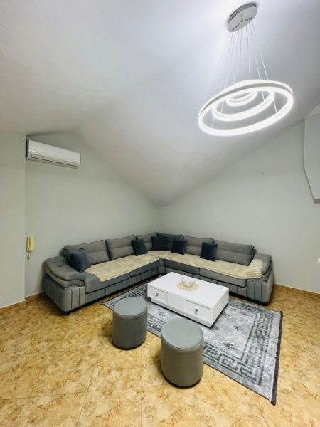 Tirane, jepet me qera 2+1+Ballkon Kati 4, 80 m² 700 € (Rruga e Kavajës)