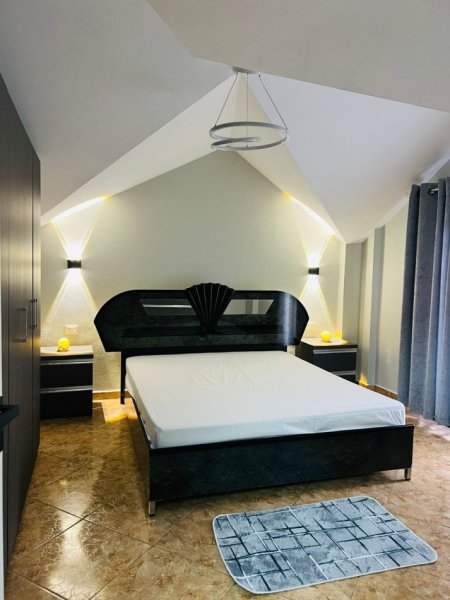 Tirane, jepet me qera 2+1+Ballkon Kati 4, 80 m² 700 € (Rruga e Kavajës)