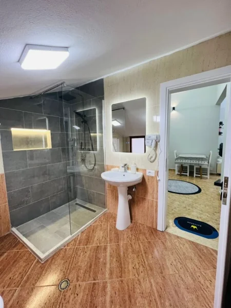 Tirane, jepet me qera 2+1+Ballkon Kati 4, 80 m² 700 € (Rruga e Kavajës)