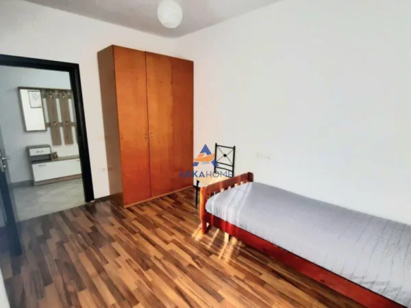 Tirane, jepet me qera apartament 2+1+Ballkon Kati 2, 110 m² 500 € 