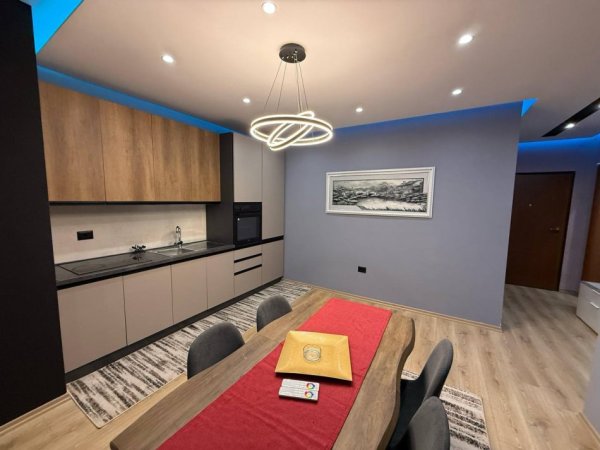 Tirane, jepet me qera apartament 2+1 Kati 7, 110 m² 650 € (Astir)