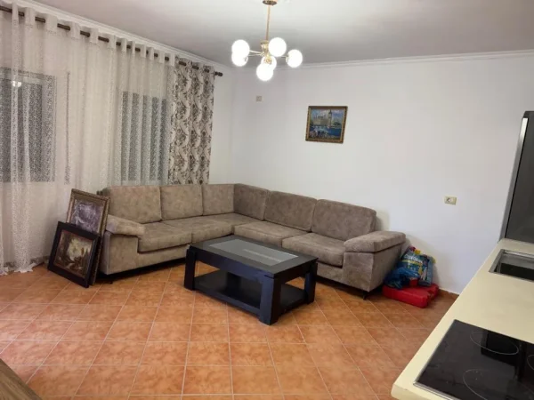 Tirane, jepet me qera apartament 1+1+Ballkon Kati 5, 70 m² 350 € (Rruga e Qelqit)